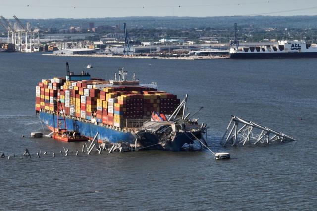Barco Dali junto a restos del puente de Baltimore.