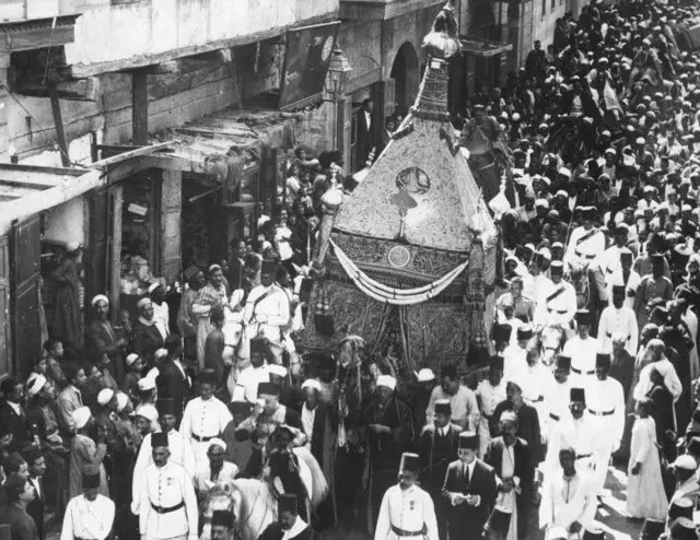 المحمل الشريف يجوب شوارع القاهرة تحت حراسة مشددة عام 1912م