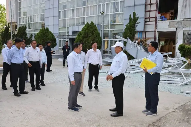 ငလျင်ကြောင့်ထိခိုက်ပျက်စီးပြိုပျက်ခဲ့တဲ့ နေပြည်တော်က ဝန်ကြီးဌာနရုံးနေရာတွေကို စစ်ခေါင်းဆောင် သွားရောက်စစ်ဆေး