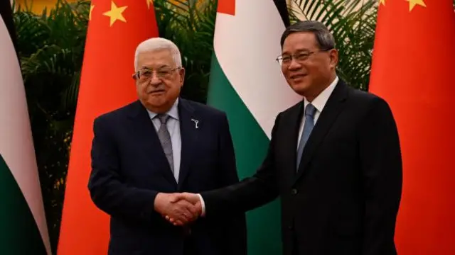 मोहम्मद अब्बास (बाएं) के साथ चीनी प्रीमियर ली क्वैंग