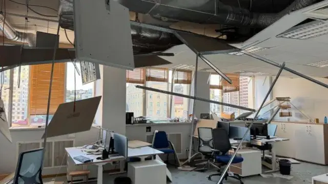 Пошкоджені вікна та стеля в одному з приміщень дипломатичного представництва Європейського союзу в Києві.