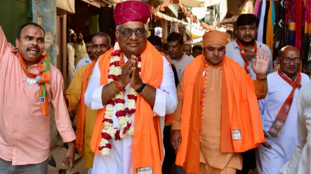 चुनाव प्रचार करते हुए भूपेंद्र यादव (लाल पगड़ी)