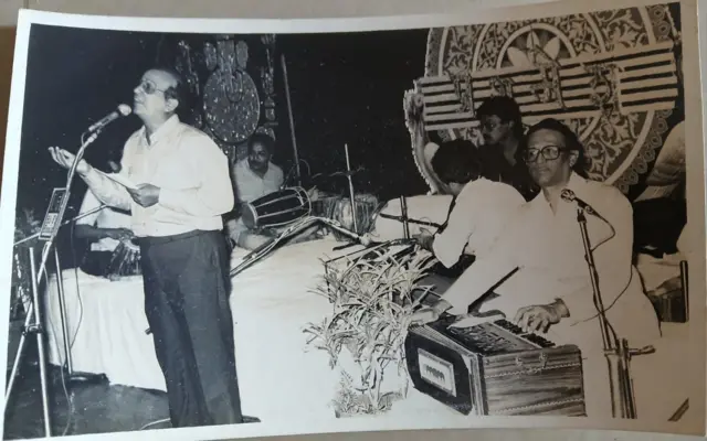  श्रीकांत ठाकरे- हार्मोनियम वाजवताना 