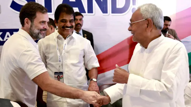 माना जाता है कि नीतीश कुमार ने पार्टी अध्यक्ष बनकर कांग्रेस को भी संदेश देने की कोशिश की है.