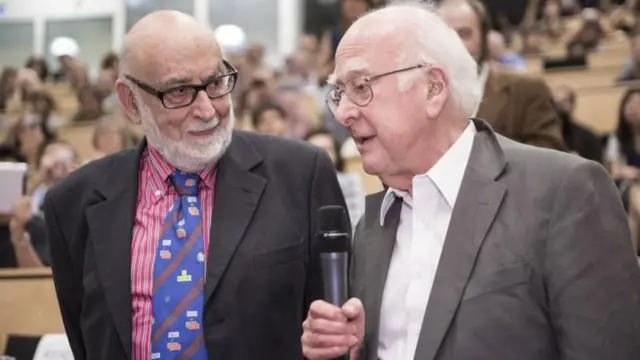 Peter Higgs (dir) e François Englert (esq)