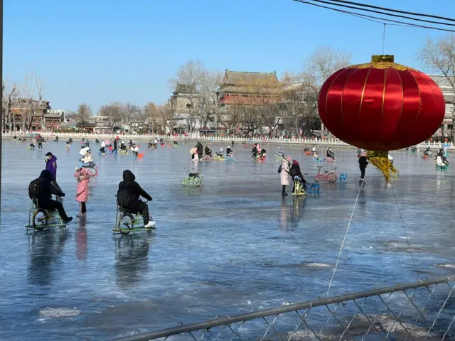 Тоңгон көлдө муз тебүү