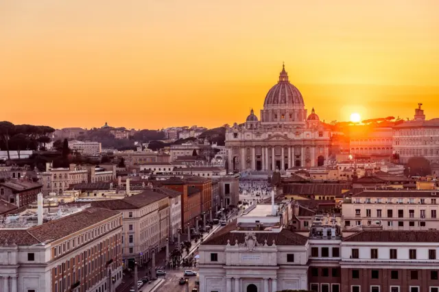 La basílica de San Pedro, en el corazón de Roma al atardecer.
