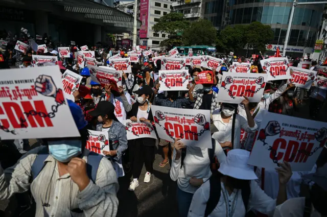 ရုံးမတက်နဲ့ ရုန်းထွက်ဆိုတဲ့ စီဒီအမ်လှုပ်ရှားမှု အရှိန်ကောင်းခဲ့