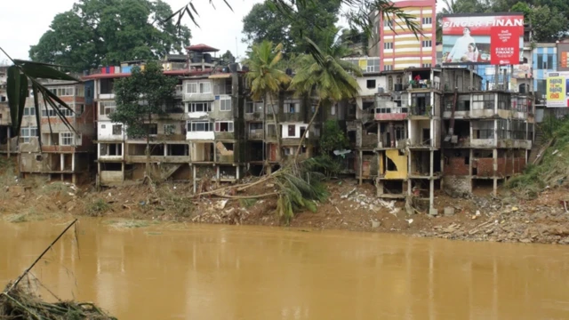 මහවැලි ගඟ අවහිර කර ඉදිකර ඇති ගොඩනැගිලි