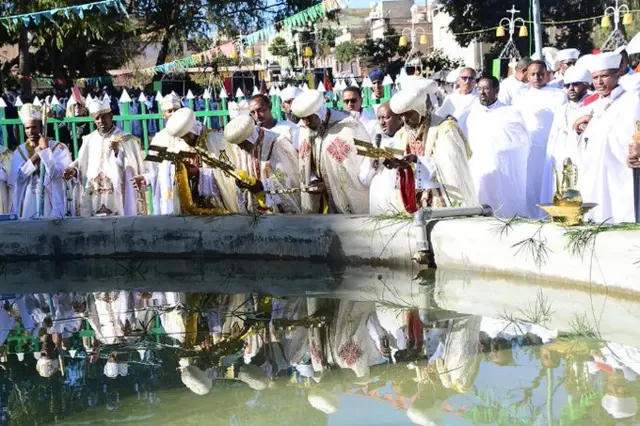 ጳጳሳት ንማይ ጥምቀት እናባረኹ