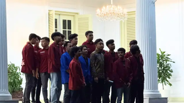 Perwakilan mahasiswa yang berdemo hari Senin (15/06) di Jakarta setelah bertemu dengan Wakil Presiden RI Gibran Rakabuming Raka.