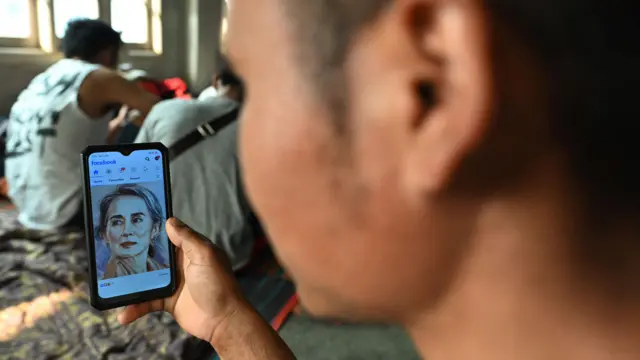 ဒေါ်အောင်ဆန်းစုကြည် မွေးနေ့ ပန်းသပိတ် အတွက် ဆိုရှယ်မီဒီယာကနေ ပါဝင်ထောက်ခံသူတစ်ဦး 