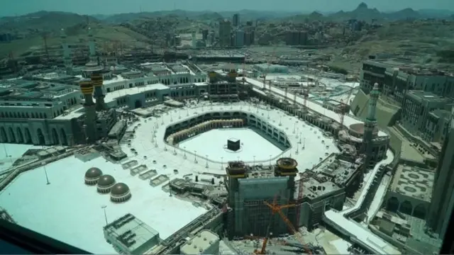 قررت السعودية  إغلاق صحن المطاف حول الكعبة إبان جائحة كورونا 2020