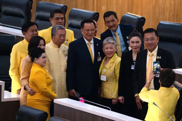 สว. แห่ถ่ายรูปกับหัวหน้าพรรค ภท. ในระหว่างการประชุมร่วมรัฐสภาเมื่อ 12 ก.ย. 2567