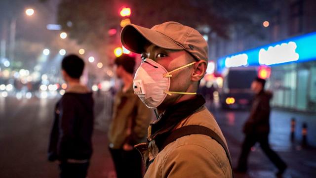 Um homem usando uma máscara protetora contra a poluição do ar