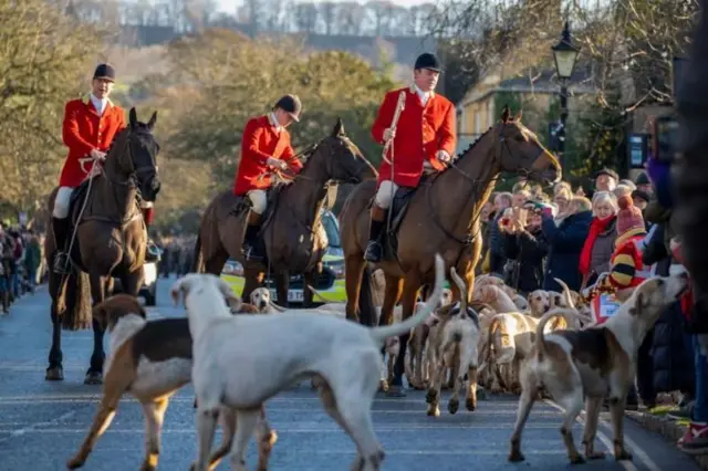 लाल कोट परिधान करुन बाहेर पडणं याकडे एक प्रतीक म्हणून पाहिलं जातं.
