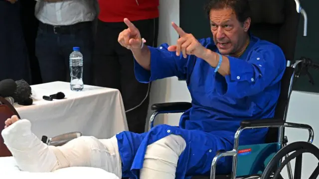 হাসপাতালে চিকিৎসাধীন ইমরান খান।