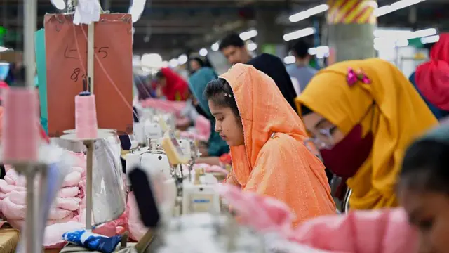তৈরি পোশাক কারখানায় শ্রমিকরা কাজ করছেন 