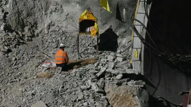  बोगद्याच्या बाहेर मंदिरात प्रार्थना करताना अरनॉल्ड डिक्स.