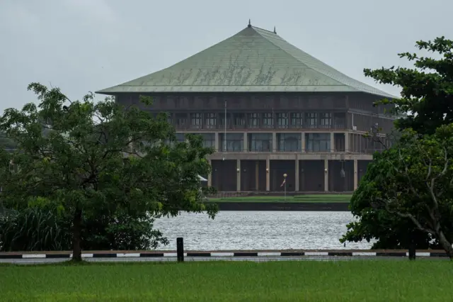 පාර්ලිමේන්තුවේ ජ්‍යෙෂ්ඨ නිලධාරියෙක් පැවසුවේ පොලිස්පතිවරයා ධූරයෙන් පහ කිරීම සඳහා වන ඡන්ද විමසීම අද පස්වරු 4.00ට පැවැත්වීමට සැලසුම් කර ඇති බවයි.