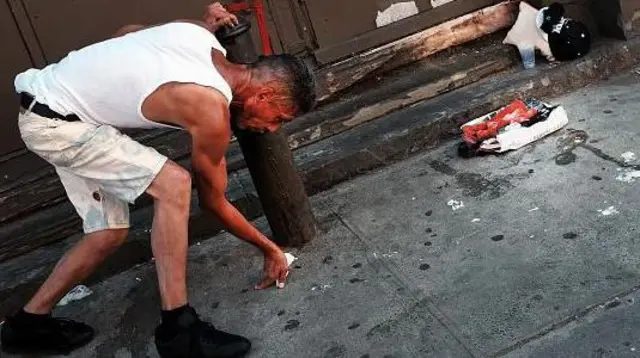  Mwanaume anatembea katika mitaa ya New York baada ya kutumia dawa za kulevya za kutengenezwa maabara