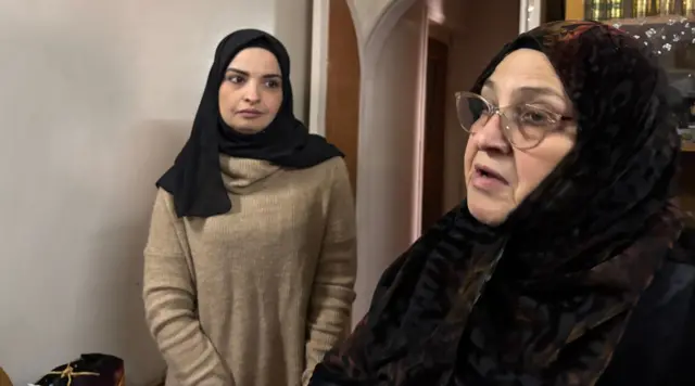 صليحة، والدة إياد وناصر، وشقيقتهما تقف إلى جانبها.