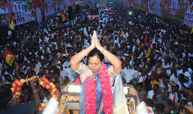 தே.மு.தி.கவின் பொதுச் செயலாளர் பிரேமலதா விஜயகாந்த், சுற்றுப் பயணம் மேற்கொண்டுவருகிறார் 