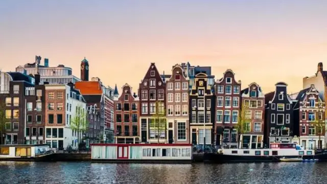 “Dancing Houses” huko Amsterdam zilijengwa juu ya nguzo za miti, jambo lililosababisha ziwe na muonekano wa kuinama au kutikisika kama zinacheza.