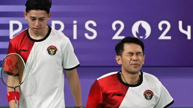 Pebulu tangkis ganda putra Indonesia Fajar Alfian (kanan) dan Muhammad Rian Ardianto saat gagal meraih poin saat bertanding dengan ganda putra China Liang Wei Keng/Wang Chang pada babak perempat final Olimpiade Paris 2024 di Porte De La Chapella Arena, Paris, Prancis, Kamis (1/8/2024). 