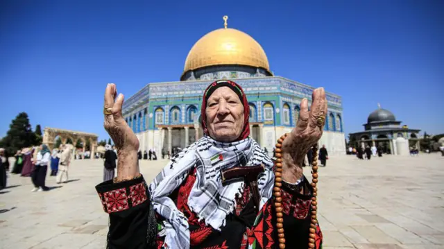 Mojizalar maydonida yalangoch qizlar