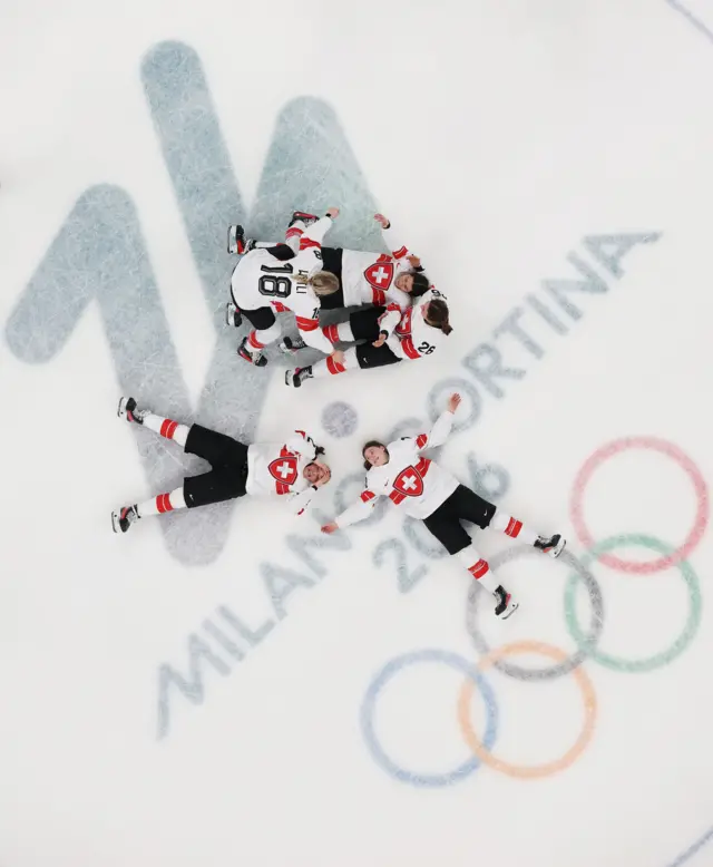 Хоккеистки сборной Швейцарии лежат на льду 