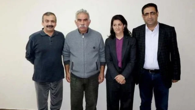 Sırrı Süreyya Önder, Pervin Buldan dan Idris Baluken, berpose dengan Abdullah Ocalan di Imrali