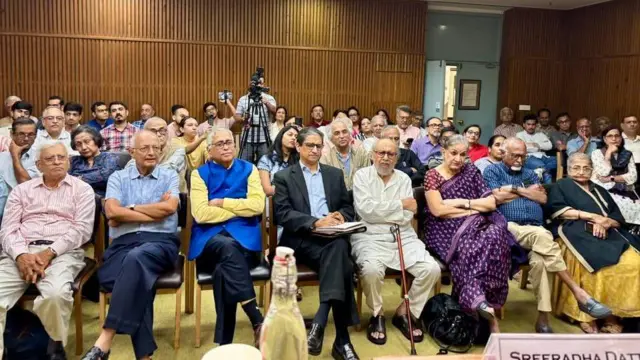 দিল্লিতে আইআইসি-র আলোচনাসভায় উপস্থিত শ্রোতাদের একাংশ