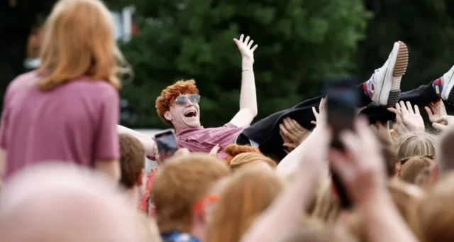 Kızıl saçlı bir erkek