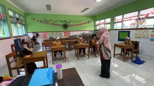 Siswa kelas satu SDN Tegalayu, Solo, Jawa Tengah, pada Kamis (16/07).