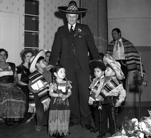 Harry Chandler con niños vestidos de mexicanos