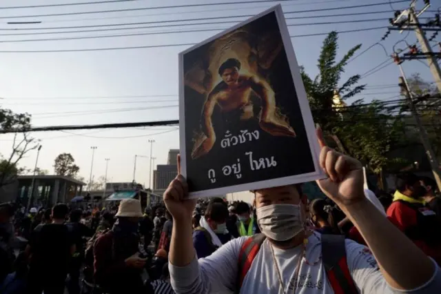 ผู้ชุมนุมกลุ่มแนวร่วมธรรมศาสตร์และการชุมนุมชูป้ายล้อเลียน "ตั๋วช้าง" ระหว่างจัดกิจกรรมอภิปรายนอกสภาที่หน้ารัฐสภาเมื่อ 20 ก.พ.
