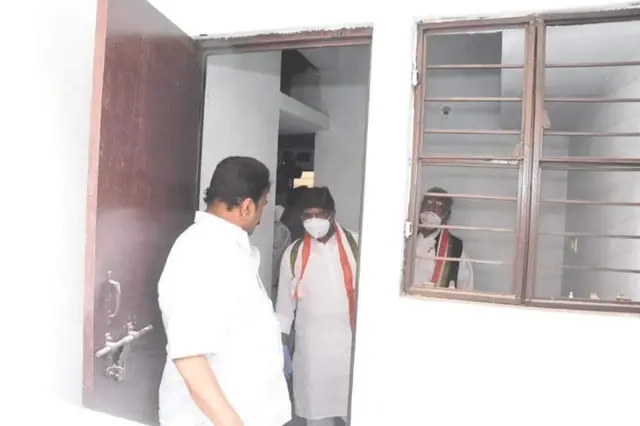 డబుల్ బెడ్ రూమ్ ఇళ్లను కాంగ్రెస్ నాయకులకు చూపుతోన్న మంత్రి తలసాని(సెప్టెంబరు 2020 ఫోటో)