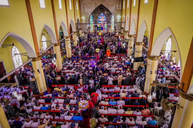 Bamu ni ile ijọsin St. Andrews Cathedral niluu Owo kun, fun ero to wa ṣe isin idagbere fun oloogbe 