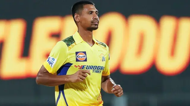 मुस्तफ़िज़ुर ने 4 विकेट निकाले