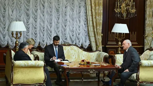 الکساندر لوکاشنکو در سمت راست و علیرضا صانعی در مقابل او بر مبل کرم رنگ نشسته است. 