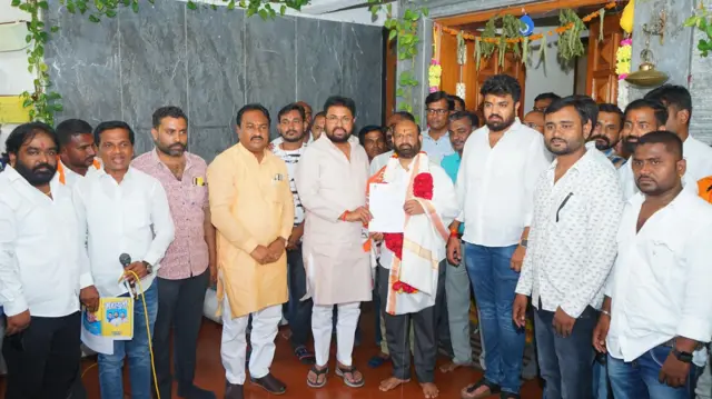 अर्जून खोतकर श्रीकांत पांगारकरांना नियुक्तीपत्र देताना...