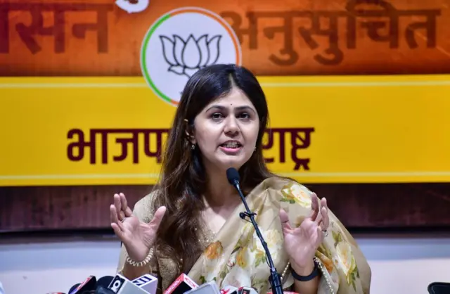 पंकजा मुंडेंच्या मदतीसाठी सुप्रिया सुळेंनी थेट अमित शहांना केलं लक्ष्य ..?