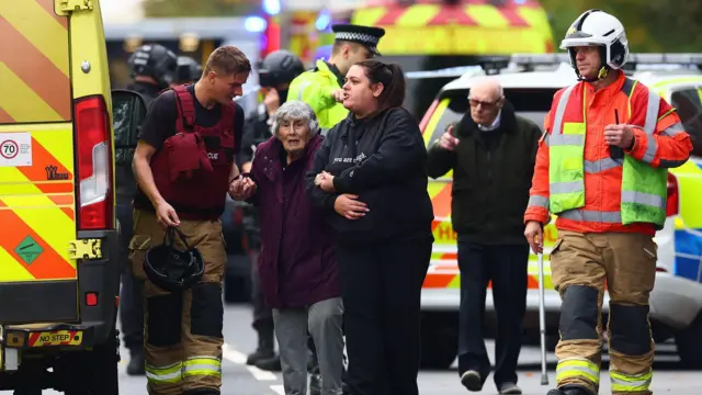 Àwọn òṣìṣẹ́ pàjáwìrì ń kó àwọn èèyàn tó wà ní synagogue kúrò