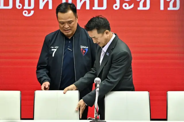 ဖွေထိုင်းပါတီခေါင်းဆောင် ချိုနန့်စီကောင်း(ညာ)နဲ့ ဖွန်ကျန်ထိုင်းပါတီ‌ ခေါင်းဆောင် အနုတင် ချန်ဝီရကွန်းတို့ကို သတင်းစာရှင်းလင်းပွဲမှာတွေ့ရတာဖြစ်ပါတယ် 