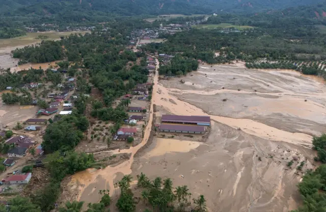 Foto udara dampak banjir bandang di Desa Sihaporas, Kecamatan Pinangsori, Kabupaten Tapanuli Tengah, Provinsi Sumatera Utara, Selasa (2/12/2025).