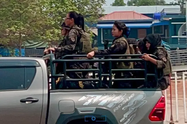 ကင်းလှည့်နေတဲ့တပ်ဖွဲ့ဝင်တွေ