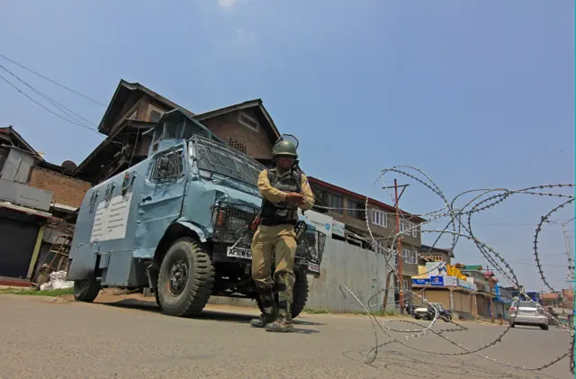 শ্রীনগরে কারফিউ চলাকালীন সেনা টহল। ২০১৯