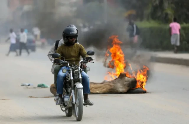 Сүрөттө: 2025-жылдын июль айында Анголада нааразылык акцияларынан кийин орусиялыктар башаламандыкка шыкактаган деп айыпталган.