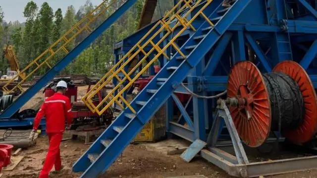 दैलेखमा ग्यास उत्खननका लागि ड्रिलिङ गरिँदै